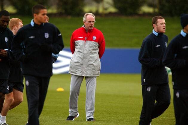 Nationaltrainer Sven Göran Eriksson (Mitte, England) beobachtet seine Spieler beim Lauftraining Fußball Herren Nationalmannschaft 2004, Nationalteam, Training, Nationalmannschaftstraining Totale Faro