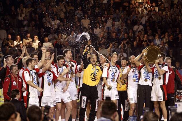 Europameister Deutschland um Torwart Christian Ramota (12) und Pascal Hens (2) feiert den Titel mit Sekt und Trophäe Handball EM Herren Europameisterschaft 2004, Länderspiel, Nationalmannschaft, Nationalteam, Nationaltrikot, Vdig Totale Ljubljana Freude, Begeisterung,