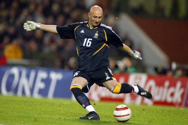 Torwart Fabien Barthez (Frankreich) - Abstoß Fußball Länderspiel Herren Freundschaftsspiel 2004, Test, Testspiel, Länderspiel Einzelbild Brüssel Dynamik,  