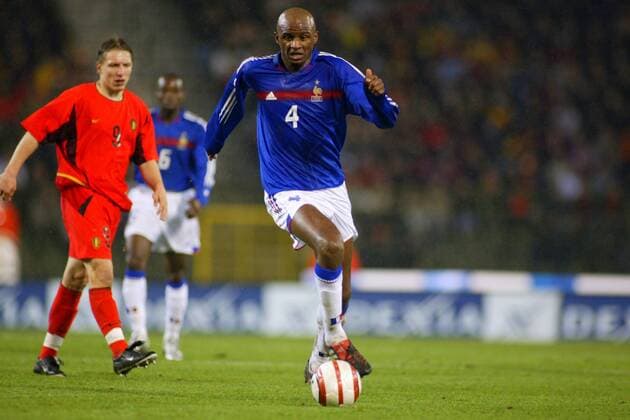 Patrick Vieira (Frankreich) am Ball Fußball Länderspiel Herren Freundschaftsspiel 2004, Test, Testspiel, Länderspiel, Belgien - Frankreich 0:2 Gruppe Brüssel Dynamik,  