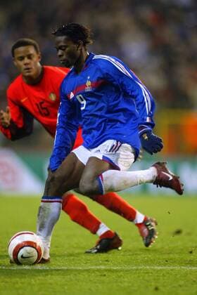 Louis Saha (Frankreich) am Ball Fußball Länderspiel Herren Freundschaftsspiel 2004, Test, Testspiel, Länderspiel, Belgien - Frankreich 0:2 Gruppe Brüssel Dynamik,  