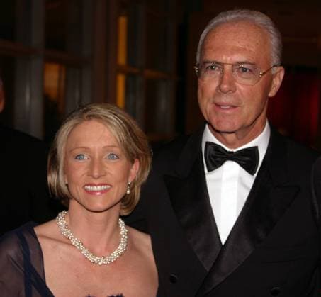 Präsident Franz Beckenbauer (FC Bayern München) mit seiner Lebensgefährtin Heidi Burmester während des Sportballs 2004 Fußball Herren Ball des Sports 2004, Sportball, Benefizgala, Benefiz, Sportgala, Gala, Feier, Fest, Vdig Gruppe Frankfurt M.