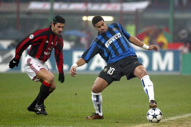 Adriano (Inter Mailand, re.) stoppt den Ball auf der Linie, Kakha Kaladze (Milan) schaut genau hin Fußball Herren Serie A 2003 2004, 1. Italienische Liga, AC Mailand - Internazionale Mailand 3:2 Gruppe Mailand