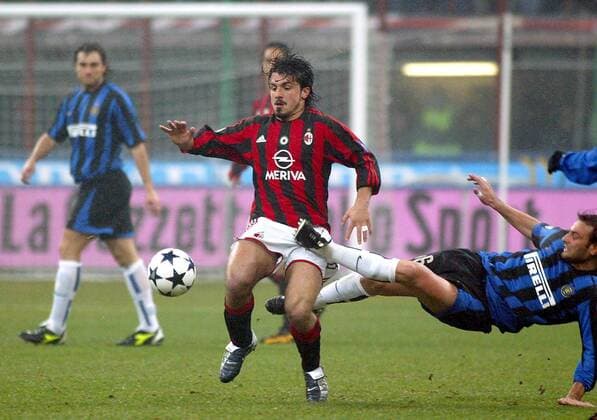 Gennaro Gattuso (Milan) wird von Cristiano Zanetti (Inter Mailand, re.) in die Zange genommen Fußball Herren Serie A 2003 2004, 1. Italienische Liga, AC Mailand - Internazionale Mailand 3:2 Gruppe Mailand Dynamik, Kampf,