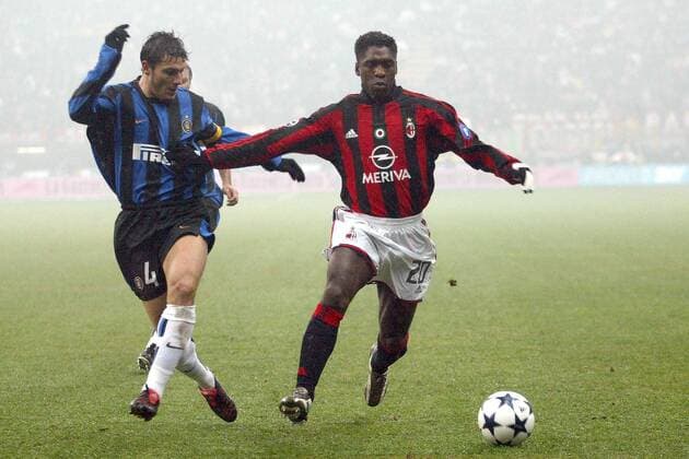 Javier Zanetti (Inter Mailand, li.) gegen Clarence Seedorf (Milan) Fußball Herren Serie A 2003 2004, 1. Italienische Liga, AC Mailand - Internazionale Mailand 3:2 Gruppe Mailand Dynamik,