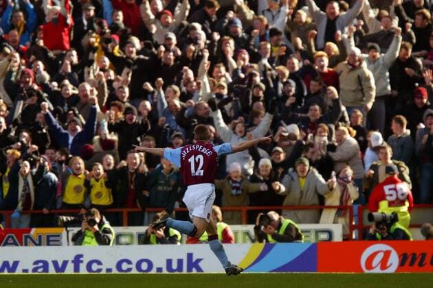 Thomas Hitzlsperger (Aston Villa) - Torjubel vor den feiernden Fans Fußball Herren English Premier League 2003 2004, 1. Englische Liga, Aston Villa Totale Birmingham Freude, Begeisterung,