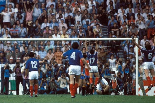 Fußball, EM Finale 1984 in Paris, Frankreich - Spanien Torwart Arconada (Spanien) rutscht der Ball durch die Hände - die Franzosen können jubeln - v.li.: Giresse, Bossis, Lacombe, Fernandez Fußball EM Herren DEUTSCHSPRACHIGE SPORTZEITSCHRIFTEN UND -ZEITUNGEN NUR NACH RÜCKSPRACHE, Europameisterschaft 1984 Totale Frankreich - Spanien 2:0 Paris Begeisterung, Freude,