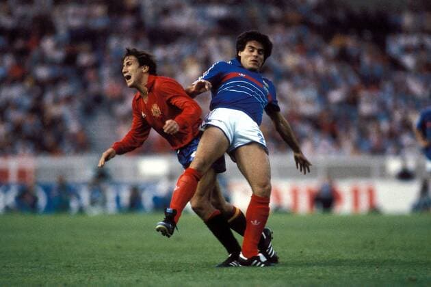 Fußball, EM Finale 1984 in Paris, Frankreich - Spanien Victor Munoz Manrique (li., Spanien) gegen Manuel Amoros (Frankreich) Fußball EM Herren DEUTSCHSPRACHIGE SPORTZEITSCHRIFTEN UND -ZEITUNGEN NUR NACH RÜCKSPRACHE, Europameisterschaft 1984 Gruppe Frankreich - Spanien 2:0 Paris Dynamik,