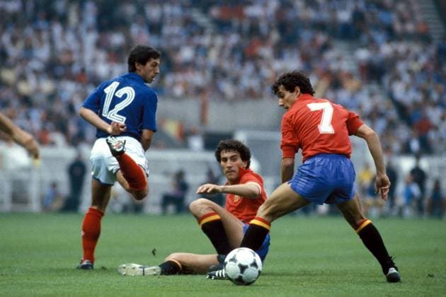 Fußball, EM Finale 1984 in Paris, Frankreich - Spanien Alain Giresse (li., Frankreich) gegen Jose Francisco Lopez (Mitte) und Juan Antonio Senor (beide Spanien) Fußball EM Herren DEUTSCHSPRACHIGE SPORTZEITSCHRIFTEN UND -ZEITUNGEN NUR NACH RÜCKSPRACHE, Europameisterschaft 1984 Gruppe Frankreich - Spanien 2:0 Paris Dynamik,
