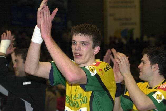 Siarhei Rutenka (Celje, Mitte) bedankt sich bei den Zuschauern Handball EC 1 Herren Champions League 2003 2004, Viertelfinale, Lemgo - RK Celje Pivovarna Lasko 28:28, Vdig Gruppe Lemgo