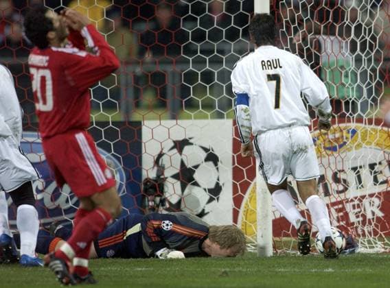 Torwart Oliver Kahn (li., Bayern) beißt nach seinem Torwartfehler im wahrsten Sinn des Wortes ins Gras, Raul Gonzalez (Real Madrid) setzt schon zum Jubel an; Kahn bescherte den Madrilenen damit den Ausgleichstreffer Fußball EC 1 Herren Champions League 2003 2004, Achtelfinale, FC Bayern München - Real Madrid 1:1, Gruppe Fehlgriff, Patzer, Fehler, Torwartfehler München Enttäuschung, Verzweiflung, Wut,