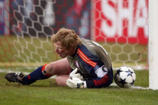 Torwart Oliver Kahn (Bayern) mit dem katastrophalen Fehler, der seinem Team den Sieg kostete (Serie 2 4) Fußball EC 1 Herren Champions League 2003 2004, Achtelfinale, FC Bayern München - Real Madrid 1:1, Vdig Einzelbild München
