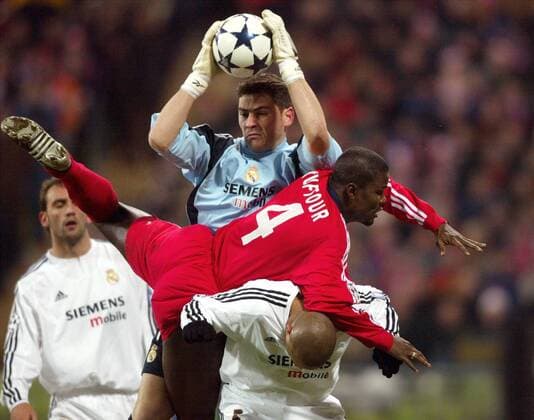 Torwart Iker Casillas (Real Madrid, Mitte) klärt vor Samuel Osei Kuffour (Bayern) Fußball EC 1 Herren Champions League 2003 2004, Achtelfinale, FC Bayern München - Real Madrid 1:1, Vdig Gruppe München Dynamik, Kampf,