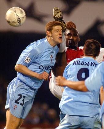 Sergio Fernandez Gonzalez (li., Celta Vigo) gegen Sol Campbell (Arsenal) Fußball EC 1 Herren Champions League 2003 2004, Achtelfinale, RC Celta de Vigo - Arsenal FC London 2:3, Gruppe Vigo Dynamik, Kampf,  
