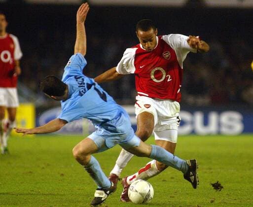 Thierry Henry (re., Arsenal) gegen Juan Velasco Damas (Celta Vigo) Fußball EC 1 Herren Champions League 2003 2004, Achtelfinale, RC Celta de Vigo - Arsenal FC London 2:3, Gruppe Vigo Dynamik,  