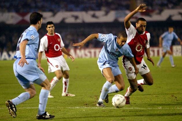 Peter Luccin (li., Celta Vigo) gegen Thierry Henry (Arsenal) Fußball EC 1 Herren Champions League 2003 2004, Achtelfinale, RC Celta de Vigo - Arsenal FC London 2:3, Gruppe Vigo Dynamik,  