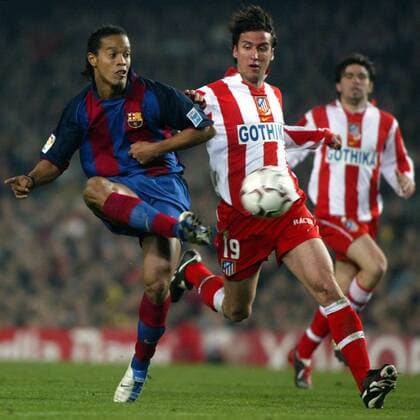 Ronaldinho (li., Barca) gegen Gaspar Galvez (Atletico Madrid) - VERÖFFENTLICHUNGSRECHTE NUR FÜR DEUTSCHE MEDIEN Fußball Herren Primera Division 2003 2004, 1. Spanische Liga, FC Barcelona - Atletico Madrid 3:1, Vdig Gruppe Barcelona Dynamik,
