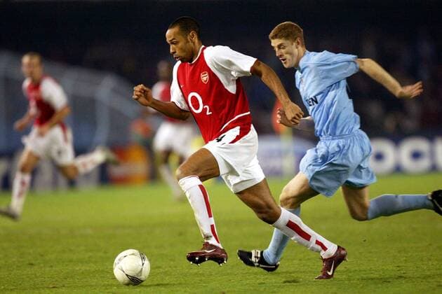 Thierry Henry (li., Arsenal) gegen Sergio Fernandez Gonzalez (Celta Vigo) Fußball EC 1 Herren Champions League 2003 2004, Achtelfinale, RC Celta de Vigo - Arsenal FC London 2:3, Gruppe Vigo Dynamik,  