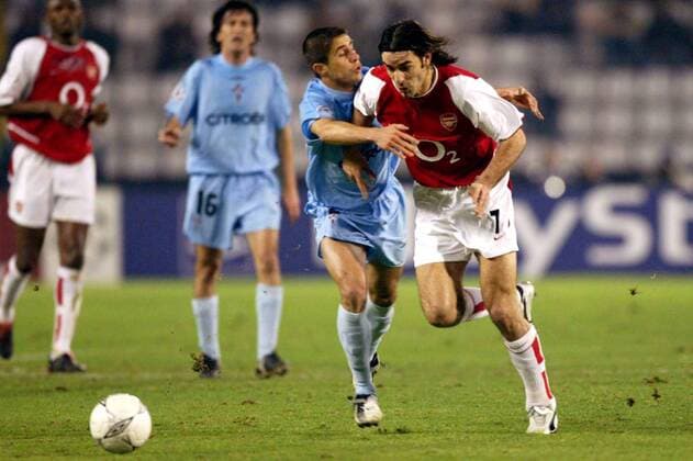 Robert Pires (re., Arsenal) gegen Silvinho (Celta Vigo) Fußball EC 1 Herren Champions League 2003 2004, Achtelfinale, RC Celta de Vigo - Arsenal FC London 2:3, Gruppe Vigo Dynamik,  
