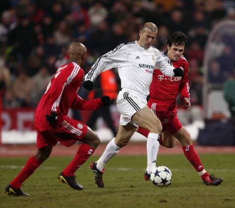 Zinedine Zidane (Mitte, Real Madrid) gegen Willy Sagnol (re., beide Bayern) Fußball EC 1 Herren Champions League 2003 2004, FC Bayern München - Real Madrid CF 1:1, Achtelfinale, Vdig Gruppe München Dynamik,