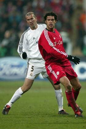 Michael Ballack (re, Bayern) und Zinedine Zidane (Real Madrid) Fußball EC 1 Herren Champions League 2003 2004, Achtelfinale, FC Bayern München - Real Madrid 1:1, Gruppe München Dynamik,