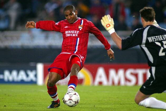 Florent Malouda (li., Lyon) - Schuss gegen Torwart Westerveld (Real Sociedad) Fußball EC 1 Herren Champions League 2003 2004, Achtelfinale, Real Sociedad San Sebastian - Olympique Lyonnais 0:1, OL, Gruppe San Sebastian Dynamik,  