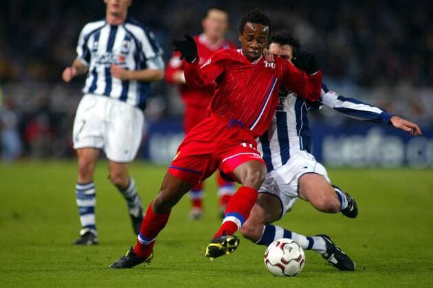 Sidney Govou (li., Lyon) gegen Augustin Aranzabal (Real Sociedad) Fußball EC 1 Herren Champions League 2003 2004, Achtelfinale, Real Sociedad San Sebastian - Olympique Lyonnais 0:1, OL, Gruppe San Sebastian Dynamik,  