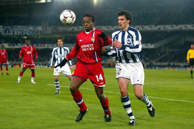 Sidney Govou (li., Lyon) und Augustin Aranzabal (Real Sociedad) fixieren den Ball Fußball EC 1 Herren Champions League 2003 2004, Achtelfinale, Real Sociedad San Sebastian - Olympique Lyonnais 0:1, OL, Gruppe San Sebastian  