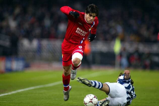 Juninho (li., Lyon) springt über seinen spanischen Gegenspieler Fußball EC 1 Herren Champions League 2003 2004, Achtelfinale, Real Sociedad San Sebastian - Olympique Lyonnais 0:1, OL, Gruppe San Sebastian Dynamik, Kampf,  