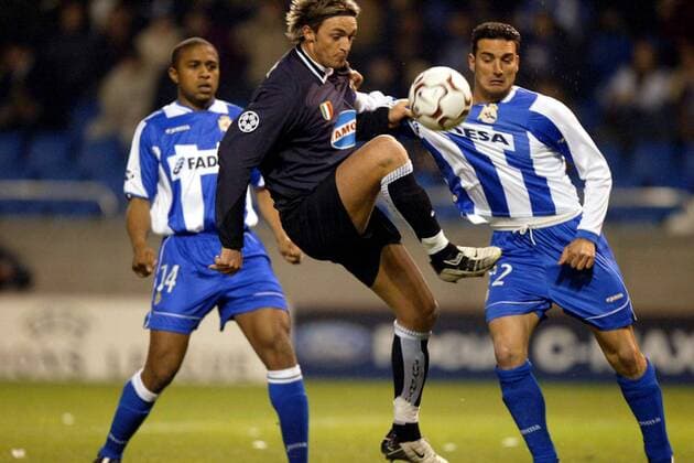 Nicola Legrottaglie (Juventus, Mitte) gegen Lionel Sebastian Scaloni (La Coruna) Fußball EC 1 Herren Champions League 2003 2004, Achtelfinale, Deportivo La Coruna - Juventus Turin 1:0, Juve, Vdig Gruppe La Coruna Dynamik,  