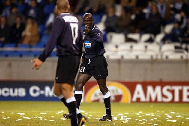 Lilian Thuram (Juventus, re.) bedankt sich bei seinem Mitspieler Fußball EC 1 Herren Champions League 2003 2004, Achtelfinale, La Coruna - Juventus Turin 1:0, Juve, Vdig Gruppe La Coruna  