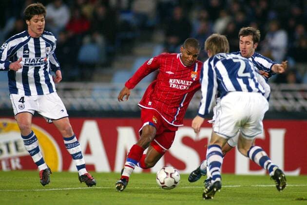 Florent Malouda (Mitte, Lyon) gegen Aitor Lopez Rekarte (re.) und Kvarme, li. Xabi Alonso Olan (alle Real Sociedad) Fußball EC 1 Herren Champions League 2003 2004, Achtelfinale, Real Sociedad San Sebastian - Olympique Lyonnais 0:1, OL, Gruppe San Sebastian Dynamik,  