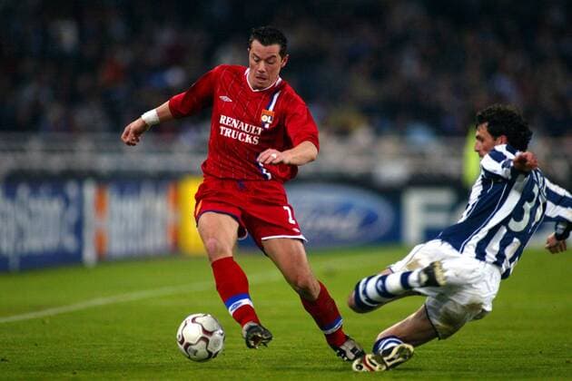 Eric Deflandre (li., Lyon) gegen Augustin Aranzabal (Real Sociedad) Fußball EC 1 Herren Champions League 2003 2004, Achtelfinale, Real Sociedad San Sebastian - Olympique Lyonnais 0:1, OL, Gruppe San Sebastian Dynamik, Kampf  