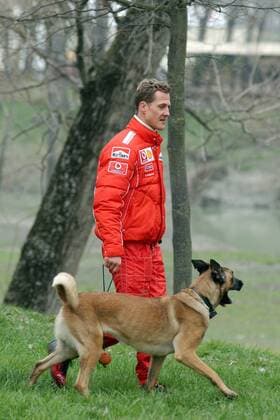 Michael Schumacher (Deutschland Ferrari) geht mit seinem Hund Gassi Motorsport Herren Formel 1 2004, F1, F, Freizeit, Vdig Einzelbild Imola