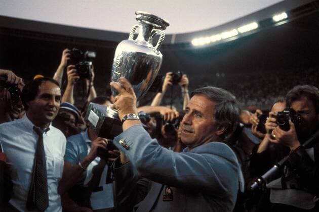 Nationaltrainer Michel Hidalgo (Frankreich) präsentiert den Coupe Henri Delaunay Fußball EM Herren DEUTSCHSPRACHIGE SPORTZEITSCHRIFTEN UND -ZEITUNGEN NUR NACH RÜCKSPRACHE, Europameisterschaft 1984 Einzelbild Europameisterschaftspokal, Europameisterpokal Paris Freude,