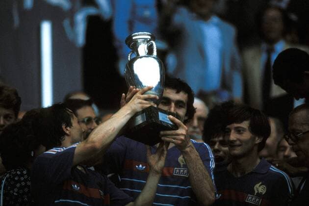 Maxime Bossis (Mitte), Bernard Lacombe (li.) und Jean-Francois Domergue (alle Frankreich) mit dem Coupe Henri Delaunay Fußball EM Herren DEUTSCHSPRACHIGE SPORTZEITSCHRIFTEN UND -ZEITUNGEN NUR NACH RÜCKSPRACHE, Europameisterschaft 1984 Gruppe Europameisterschaftspokal, Europameisterpokal Paris Glück, Begeisterung, Freude,