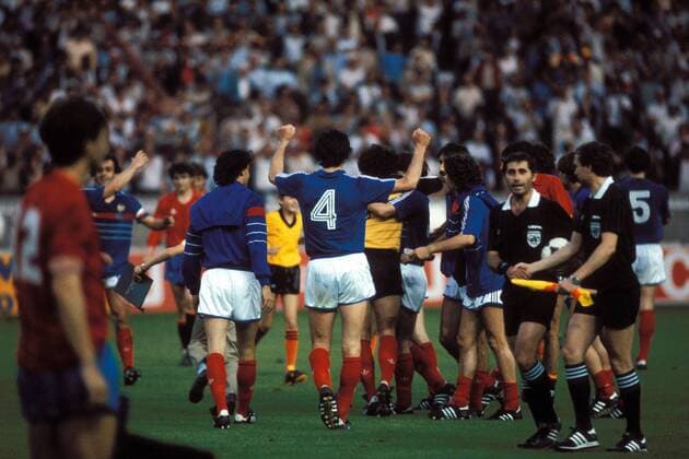 Fußball, EM Finale 1984 in Paris, Frankreich - Spanien Schlußjubel des Europameisters aus Frankreich, vorn gratuliert Schiedsrichter Vojtech Christov (CSSR) seinem Linienrichter Fußball EM Herren DEUTSCHSPRACHIGE SPORTZEITSCHRIFTEN UND -ZEITUNGEN NUR NACH RÜCKSPRACHE, Europameisterschaft 1984 Totale Paris, Frankreich - Spanien 2:0