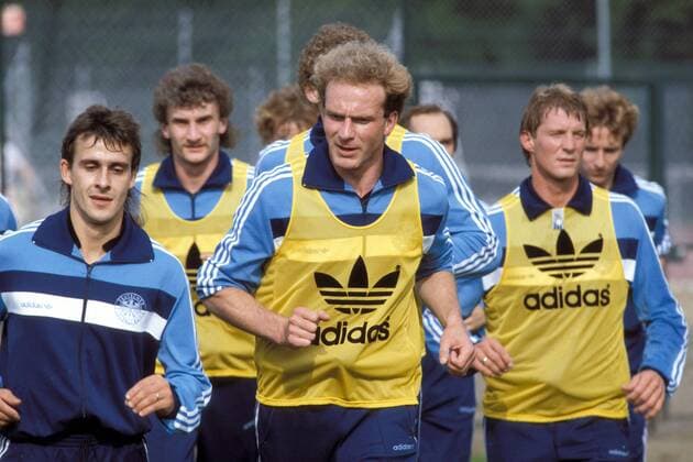 Lauftraining BR Deutschland, v.li.: Pierre Littbarski, Rudi Völler, Karl-Heinz Rummenigge und Karl-Heinz Förster Fußball EM Herren DEUTSCHSPRACHIGE SPORTZEITSCHRIFTEN UND -ZEITUNGEN NUR NACH RÜCKSPRACHE, Europameisterschaft 1984 Gruppe