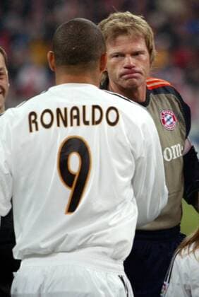 Torwart Oliver Kahn (Bayern, re.) begrüßt seinen größten Herausforderer: Ronaldo (Real Madrid) Fußball EC 1 Herren Champions League 2003 2004, Achtelfinale, FC Bayern München - Real Madrid 1:1, Vdig, Gruppe München Spannung,