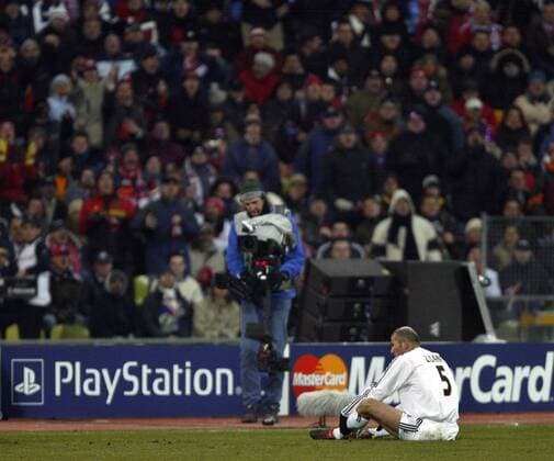 Zinedine Zidane (Real Madrid) erst einmal auf dem Boden der Tatsachen Fußball EC 1 Herren Champions League 2003 2004, Achtelfinale, München - Real Madrid 1:1 Totale München