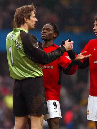 Torwart Edwin van der Sar (li., Fulham) diskutiert mit Louis Saha (Manchester United) Fußball Herren English Premier League 2003 2004, 1. Englische Liga, FC Fulham - Manchester United FC 1:1, ManU Gruppe Fulham Spannung,