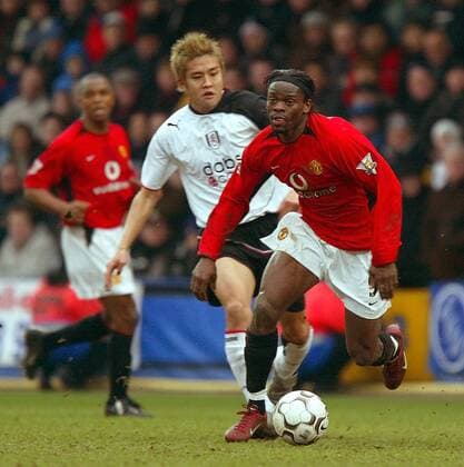 Louis Saha (vorn, Manchester United) am Ball verfolgt von Junichi Inamoto (Fulham) Fußball Herren English Premier League 2003 2004, 1. Englische Liga, FC Fulham - Manchester United FC 1:1, ManU Gruppe Fulham Dynamik,