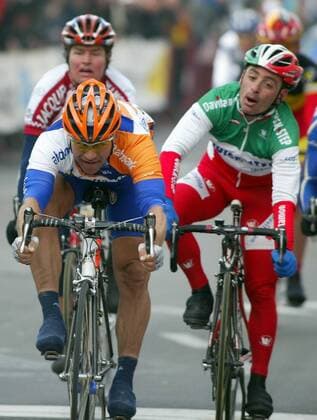 Steven de Jongh (Niederlande Rabobank) gewinnt vor Paolo Bettini (Italien Quick Step Davitamon) den Zielsprint bei Kuurne-Brüssel-Kuurne Radsport Herren Kuurne-Brüssel-Kuurne 2004, Straßenradsport, Straße, Rad, Vdig Gruppe