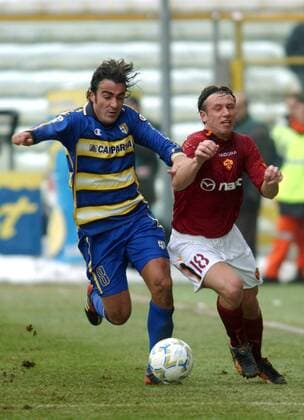 Simone Barone (li., Parma) gegen Antonio Cassano (Roma) Fußball Herren Serie A 2003 2004, 1. Italienische Liga, AC Parma - AS Rom 1:4, Vdig Gruppe Parma Dynamik,