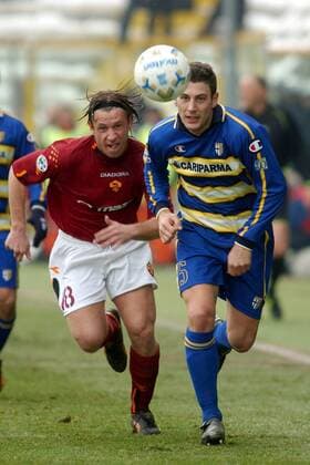 Daniele Bonera (re., Parma) gegen Antonio Cassano (Roma) Fußball Herren Serie A 2003 2004, 1. Italienische Liga, AC Parma - AS Rom 1:4, Vdig Gruppe Parma Dynamik,