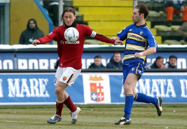 Francesco Totti (li., Roma) gegen Marcello Castellini (Parma) Fußball Herren Serie A 2003 2004, 1. Italienische Liga, AC Parma - AS Rom 1:4, Vdig Gruppe Parma Dynamik,