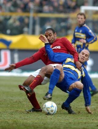Emerson (li., Roma) gegen Mark Bresciano (Parma) Fußball Herren Serie A 2003 2004, 1. Italienische Liga, AC Parma - AS Rom 1:4, Vdig Gruppe Parma Dynamik, Kampf,