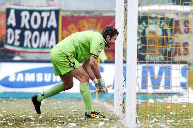 Torwart Sebastien Frey (Parma) kann schmunzeln - von den Rängen kam ein Plastepenis geflogen, den er jetzt entsorgt Fußball Herren Serie A 2003 2004, 1. Italienische Liga, AC Parma, Vdig Einzelbild Parma Komik