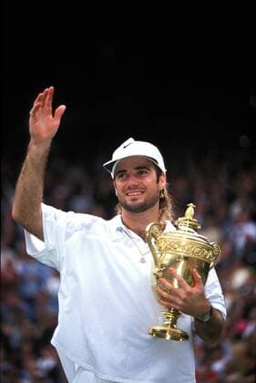 Andre Agassi (USA) lässt sich mit seiner Wimbledon-Trophäe feiern Tennis Herren All England Championships 1992, Grand Slam, ATP-Tour, Vdia Einzelbild Wimbledon London Freude,