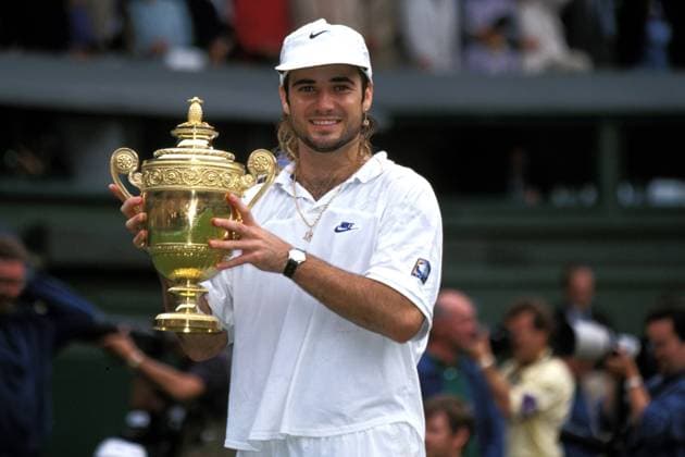 Andre Agassi (USA) präsentiert stolz seine Wimbledon-Trophäe Tennis Herren All England Championships 1992, Grand Slam, ATP-Tour, Vdia Einzelbild Wimbledon London Freude,